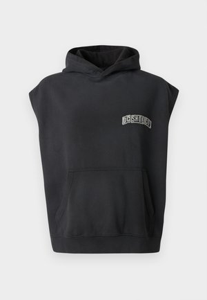 Črna brezrokavna jopa s kapuco, sprednjim žepom in majhnim logotipom "DC SHOE CO" na prsih.