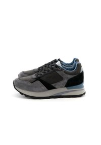 Sneaker grigi in suede e rete presentano accenti neri e un colletto azzurro chiaro. Il design include una suola in gomma spessa e materiali testurizzati.