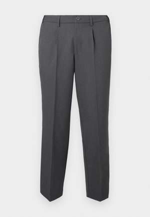 Pantalon formel gris foncé avec plis, passants de ceinture, fermeture à bouton et jambes droites, présenté sur un fond blanc uni.