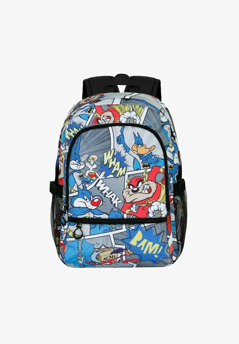 Mochila con un diseño de cómic colorido que presenta personajes de dibujos animados, principalmente en azul y gris, con cremalleras negras en contraste y bolsillos laterales de malla.