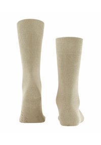 Beżowe skarpetki bawełniane z domieszką, z prążkowanym mankietem, gładką teksturą i bezszwowymi palcami. Długość do połowy łydki, oferujące prosty, klasyczny styl.