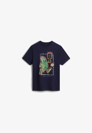 Marineblauwe katoenen T-shirt met een kleurrijk grafisch ontwerp van een augurkenpersonage omringd door scherpe accenten en tekst. Korte mouwen, ronde hals.