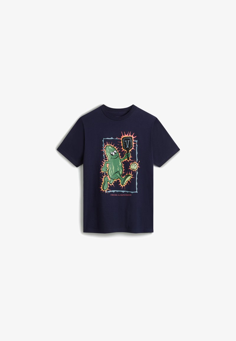 Marineblauwe katoenen T-shirt met een kleurrijk grafisch ontwerp van een augurkenpersonage omringd door scherpe accenten en tekst. Korte mouwen, ronde hals.