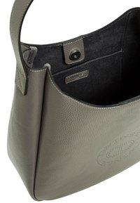 Borsa tote in pelle grigia con texture a grani, dotata di manico piatto, chiusura magnetica e interno liscio con etichetta del marchio.