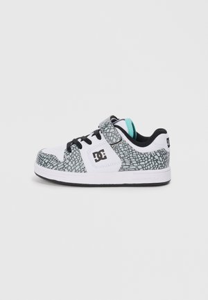 Witte en grijze sneaker met een gestructureerd patroon, zwarte veters en een klittenbandsluiting. Bevat een turquoise accent op de hiel. DC-logo weergegeven.
