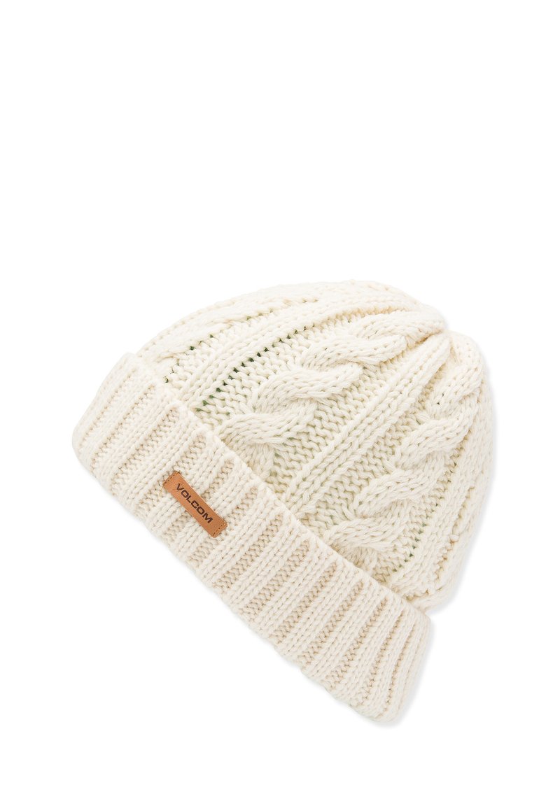 Bonnet tricoté de couleur blanc cassé avec motif torsadé et bord côtes. Comprend une petite étiquette logo en cuir marron. Texture douce et forme arrondie.