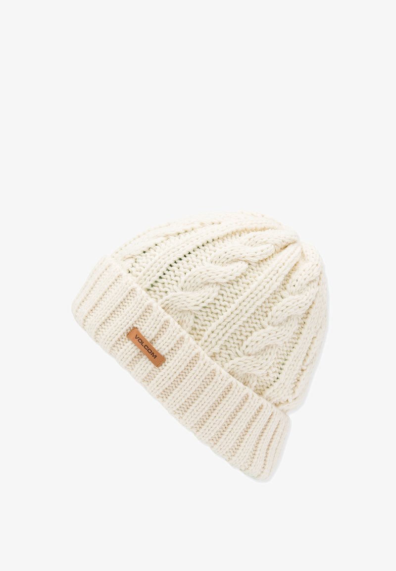 Bonnet tricoté de couleur blanc cassé avec motif torsadé et bord côtes. Comprend une petite étiquette logo en cuir marron. Texture douce et forme arrondie.