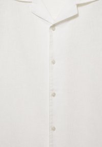 Biała lniana koszula z przodu z czterema widocznymi guzikami i klasycznym kołnierzykiem, przedstawiona na jednolitym tle.