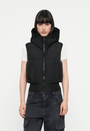 Zwarte gewatteerde vest met een hoge kraag, ritssluiting en voorzakken. Gemaakt van glad materiaal met een cropped ontwerp.