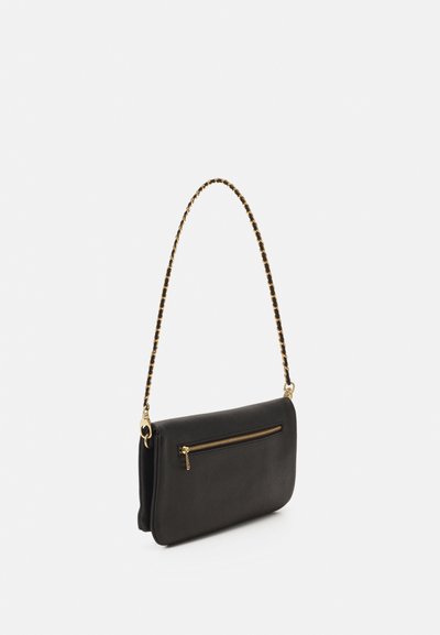 Borsa a spalla in pelle nera con finitura testurizzata, dotata di una tasca frontale con zip dorata e di una tracolla a catena intrecciata.
