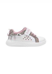 Sneaker bianco con accenti scintillanti rosa e argento, dotato di una chiusura in velcro e charm decorativi. Forma arrotondata e design testurizzato.
