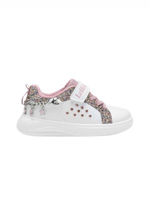Sneaker bianco con accenti scintillanti rosa e argento, dotato di una chiusura in velcro e charm decorativi. Forma arrotondata e design testurizzato.