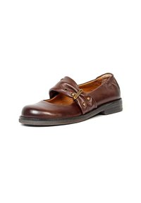 Chaussure Mary Jane en cuir marron avec bride décorative et petits clous en laiton, talon bas et bout arrondi.