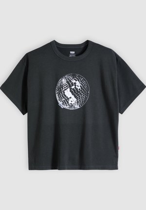 Sort T-shirt med korte ærmer med et hvidt og gråt discokuglegrafik midt på fronten mod en ensfarvet lys baggrund.