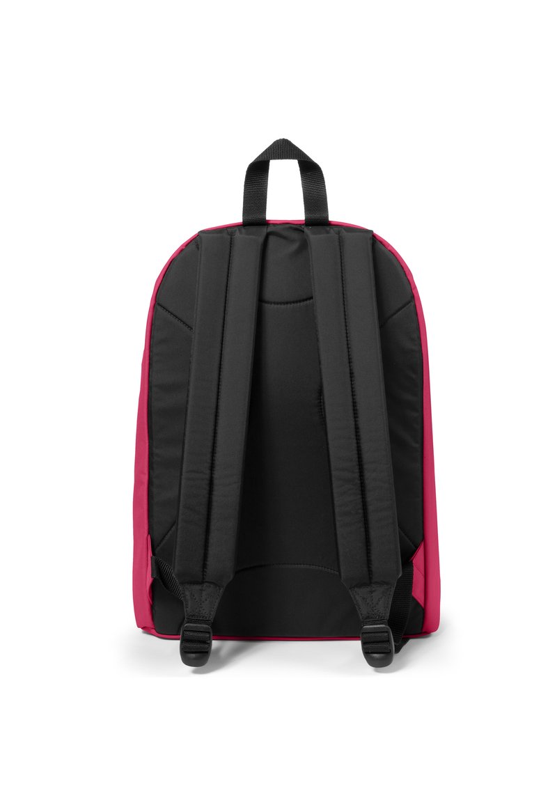 Sac à dos noir et rose avec des bretelles rembourrées, un extérieur en tissu lisse, et une forme arrondie avec une poignée supérieure pour un transport facile.