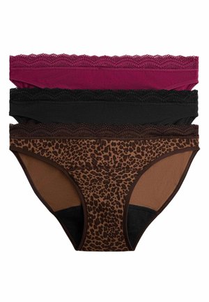 Trois culottes bikini pour femmes avec bordure en dentelle, en bordeaux, noir et imprimé léopard marron, empilées à plat sur un fond blanc.