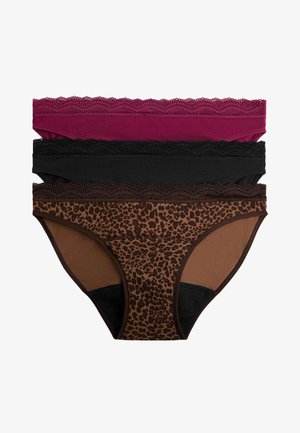 Trzy damskie figi bikini z koronkową lamówką w kolorach bordowym, czarnym i brązowym w panterkę, ułożone płasko na białym tle.