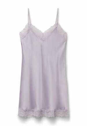 Lawendowa satynowa sukienka na ramiączkach, z koronkową lamówką przy dekolcie i dole, prezentowana na białym tle.