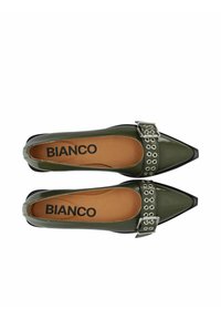 Scarpe verde in vernice con punta affusolata, decorazione in metallo argentato e occhiello, suola nera e soletta beige con marchio "BIANCO".