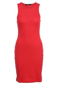 Robe débardeur côtelée rouge avec une coupe moulante et un col rond. Le tissu est lisse avec une légère élasticité, mettant en valeur la silhouette.