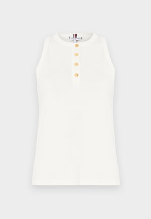 Λευκή αμάνικη μπλούζα από βαμβάκι με στρογγυλή λαιμόκοψη και κουμπωτό μπροστινό μέρος με τέσσερα χρυσά κουμπιά. Λεία υφή, casual σχεδιασμός.