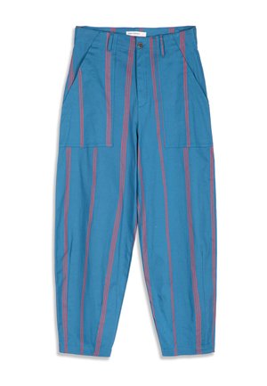 Pantalon bleu à rayures verticales rouges, bouton sur le devant, poches latérales et coupe ample et fuselée.