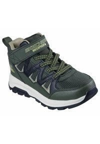Wasserdichter Sneaker in dunkelgrün und marineblau, mit strukturiertem Material, dicker Gummisohle, gepolstertem Kragen und kontrastierenden gelben Schnürsenkeln.