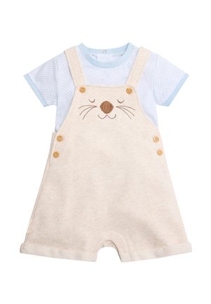 Peto beige para bebé con cara de animal bordada en el frente, combinado con una camiseta de manga corta azul claro con un sutil patrón a cuadros.