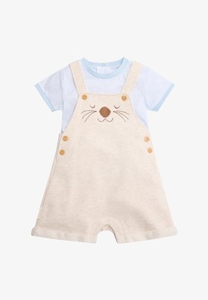 Peto beige para bebé con cara de animal bordada en el frente, combinado con una camiseta de manga corta azul claro con un sutil patrón a cuadros.