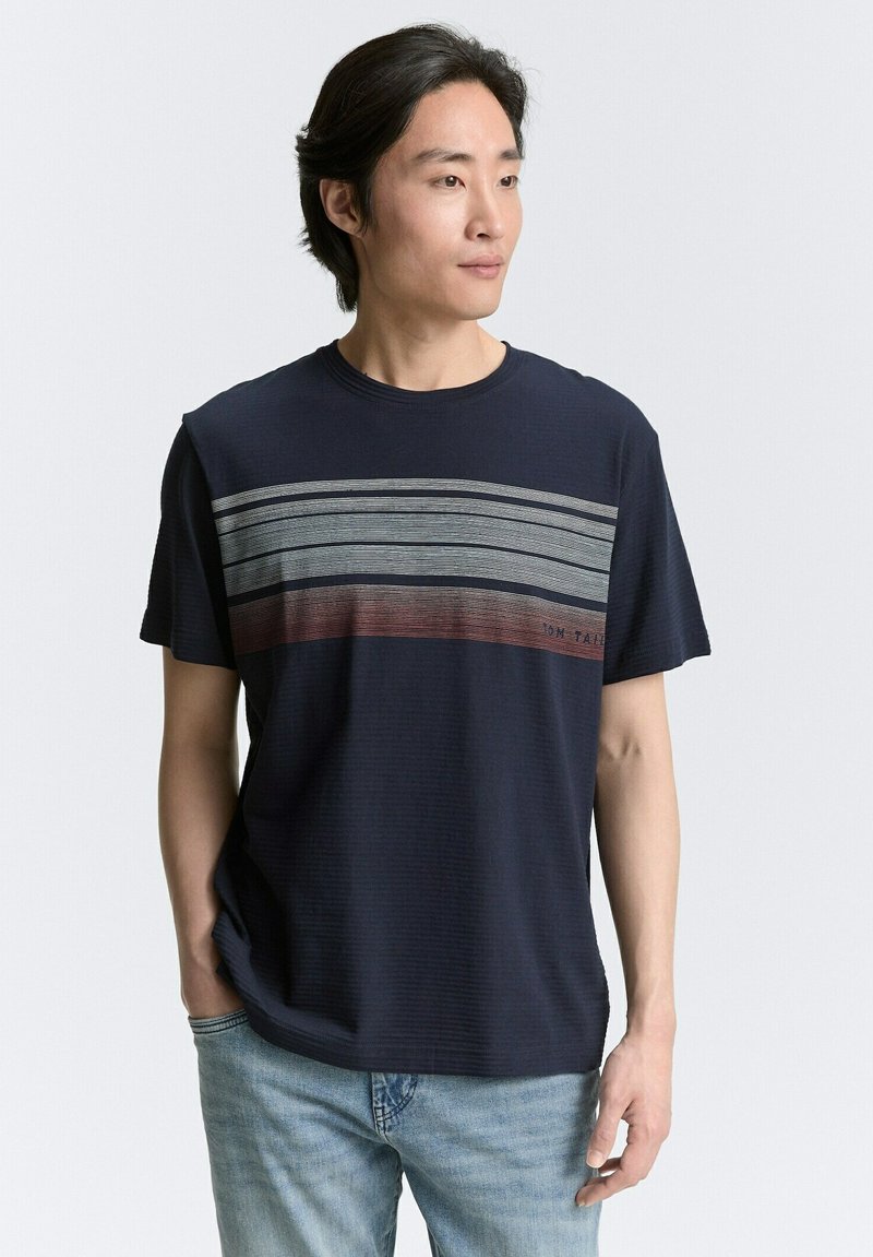 Marineblauses T-Shirt mit kurzen Ärmeln und horizontalen Streifen in Grau- und Rottönen. Weicher Stoff, runder Halsausschnitt und lässige Passform.