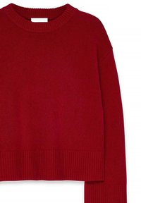 Maglione rosso lavorato a maglia con scollo rotondo, polsini e orlo a coste. Il tessuto sembra morbido con una texture liscia. Design semplice, senza motivi visibili.