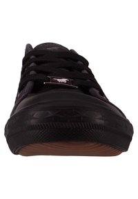 Czarne sneakersy z teksturowaną gumową podeszwą, czarnymi sznurowadłami i ciemnoszarym materiałowym wierzchem. Charakteryzują się płytką z logo z boku oraz wzmocnionym czubkiem.