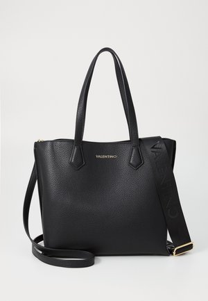Czarna, teksturowana skórzana torba typu tote Valentino z dwoma uchwytami oraz odpinanym szerokim paskiem na ramię z logo Valentino.