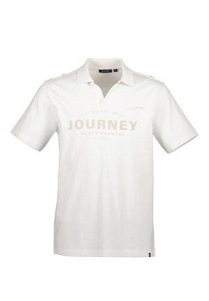 Polo shirt blanche en coton, avec un col et des manches courtes. Texte sur le devant en beige : "UN CONTE DE VOYAGE VERS DE NOUVEAUX HORIZONS."