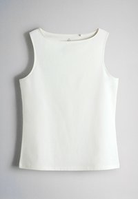 Haut blanc sans manches avec un col rond, posé à plat sur un fond gris clair.