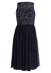 Robe bleu marine avec un corps en sequins et superposition transparente. Forme en A, sans manches, avec une jupe texturée. Perles décoratives sur le haut.
