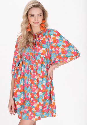 Rochie florală de culoare albastru deschis, cu flori portocalii, roz și albe. Croială lejeră, mâneci scurte puff, și detalii cu șnur la gât.