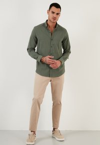 Buratti SLIM FIT - Camisa - khaki