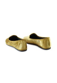 Bailarinas de terciopelo amarillo con punta redondeada, interior acolchado y suela negra flexible. Sin patrones visibles ni detalles de hardware.