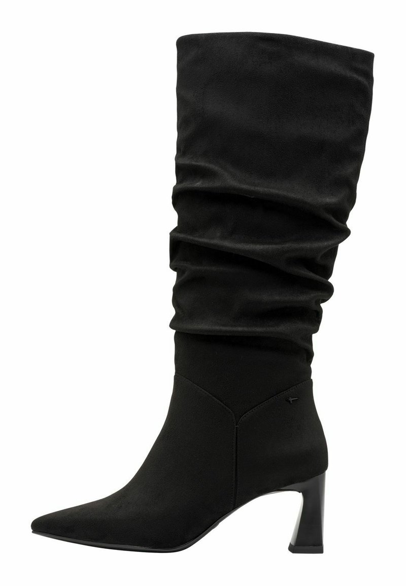 Bottes noires montantes en daim doux et texturé. Elles présentent un dessus froncé, un bout pointu et un talon géométrique bloc.