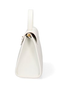 Borsa in pelle bianca con una forma triangolare strutturata, un manico corto e una finitura testurizzata sottile. Presenta un dettaglio di hardware decorativo.
