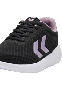 Svart mesh sneakers med lila accenter, utrustade med en vadderad krage, texturerad yta och en vit gummisula för bra grepp.