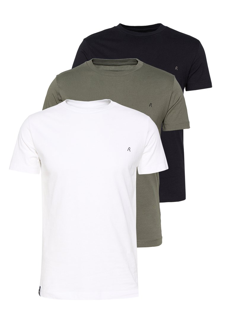 Tres camisetas de manga corta en blanco, verde oliva y negro, hechas de algodón, con cuello redondo y un pequeño logo en el pecho.