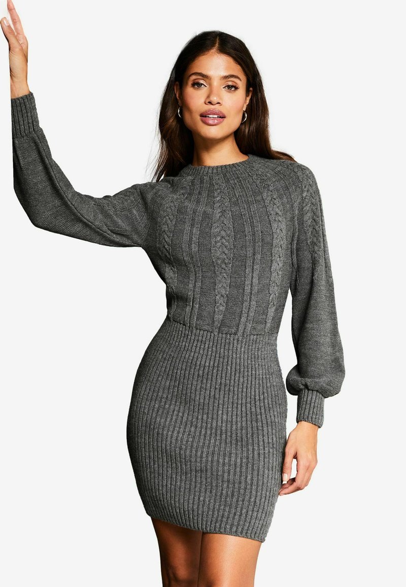 Rochie tricotată gri, cu o textură ribbed, model de răchită pe corset și mâneci bufante cu manșete ribbed.