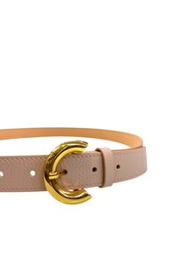Cintura in pelle beige con finitura testurizzata, dotata di una fibbia circolare in metallo color oro e piccoli fori di regolazione lungo la cinghia.