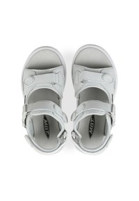 Sandalias blancas con una parte superior de material sintético suave, correas ajustables, plantilla acolchada y un diseño redondeado con un forro interior gris.