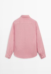 Langärmliges pinkes Hemd mit Knöpfen und klassischem Kragen, von hinten vor weißem Hintergrund gezeigt.