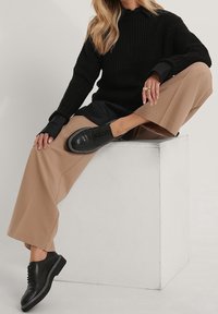 NA-KD Sweter