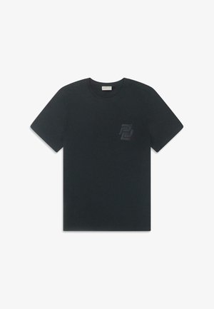 Fekete pamut póló környaklánccal, rövid ujjakkal és kiemelkedő grafikai logóval a bal mellen. Sima textúra, minimalista dizájn.