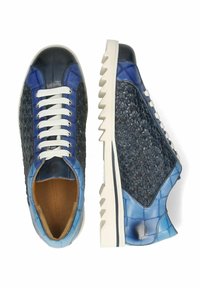 Zapatillas de cuero azul con paneles laterales de textura tejida, cordones blancos y suela de goma estriada. Presenta secciones lisas y texturizadas.